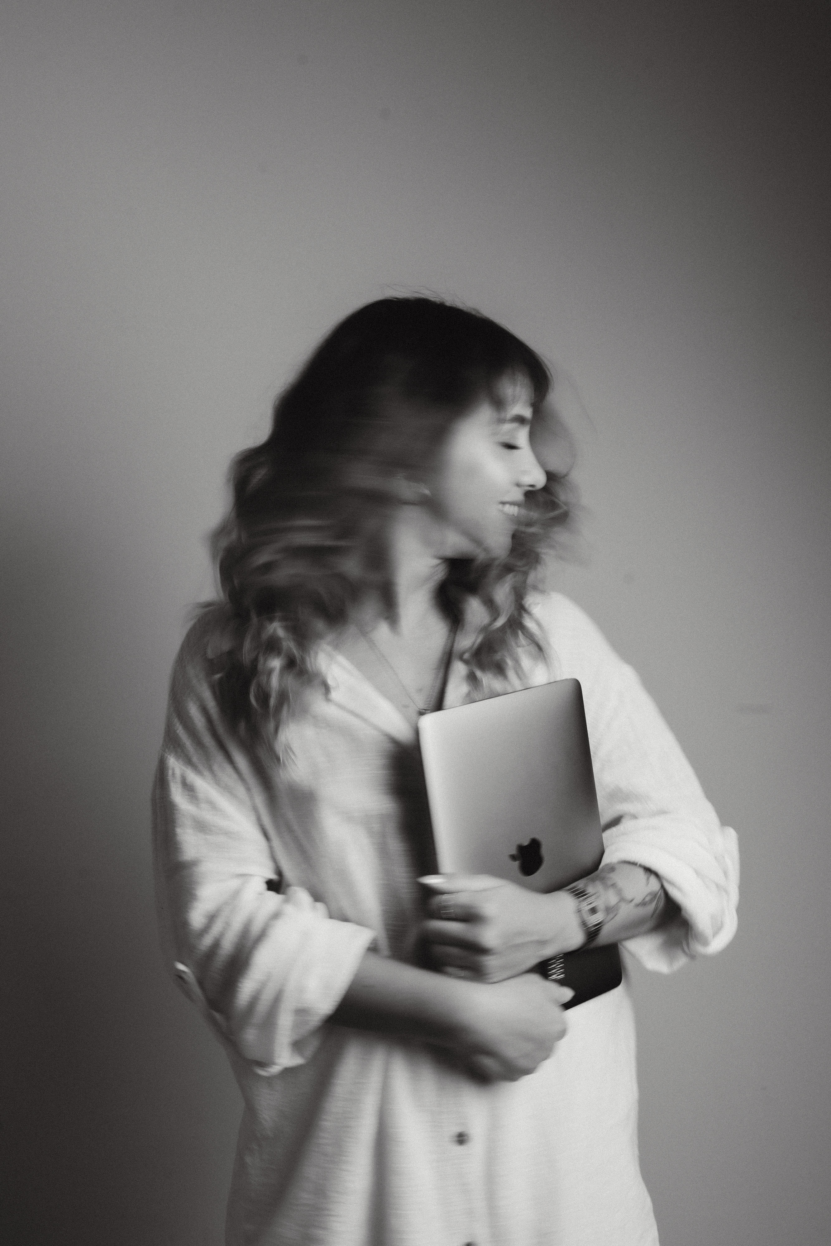Bruna Grace segurando um notebook em movimento
