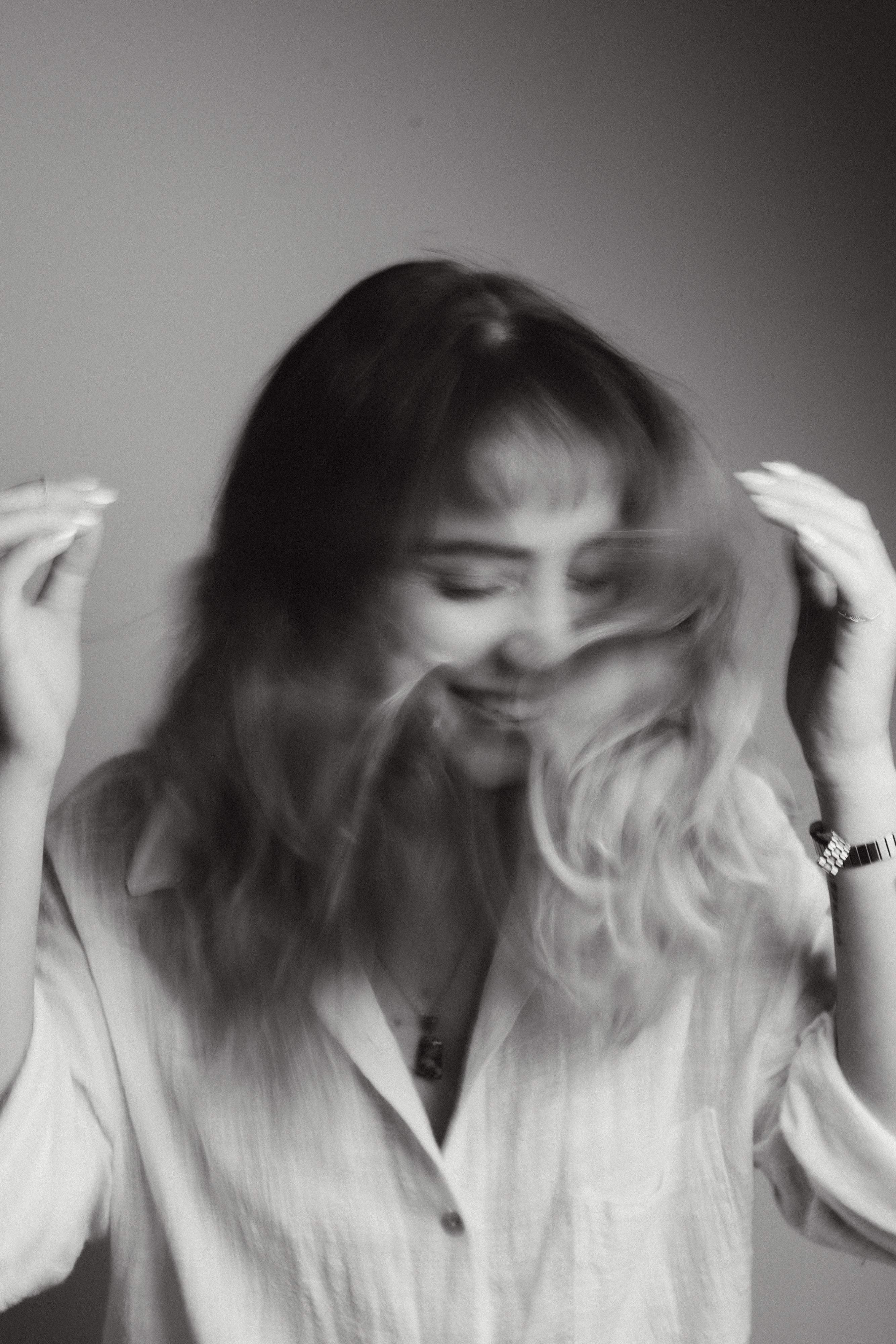 Bruna Grace sorrindo em retrato preto e branco